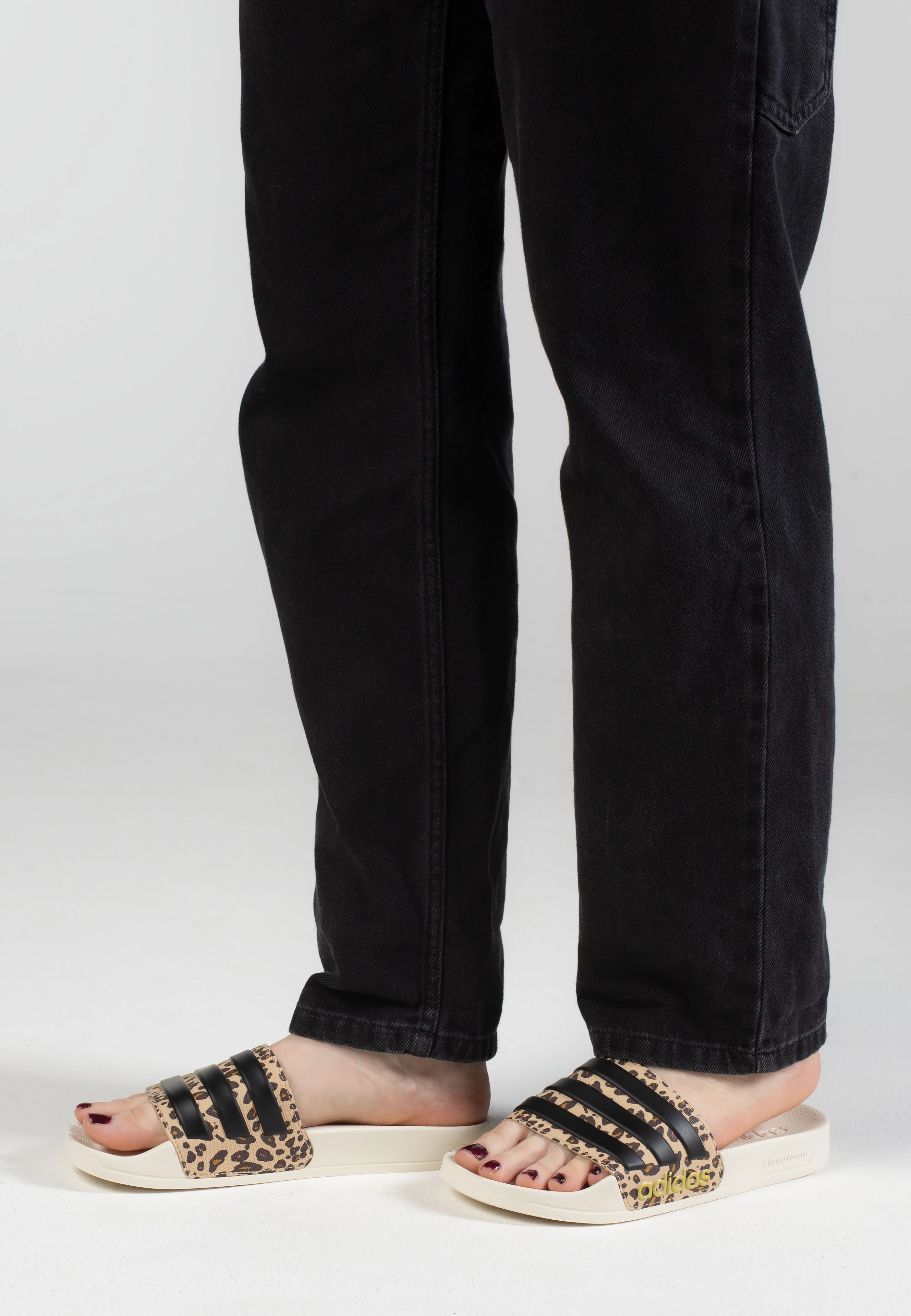 Adilette Shower Owhite/Cblack/Magbei - Girl Slides - Image 9