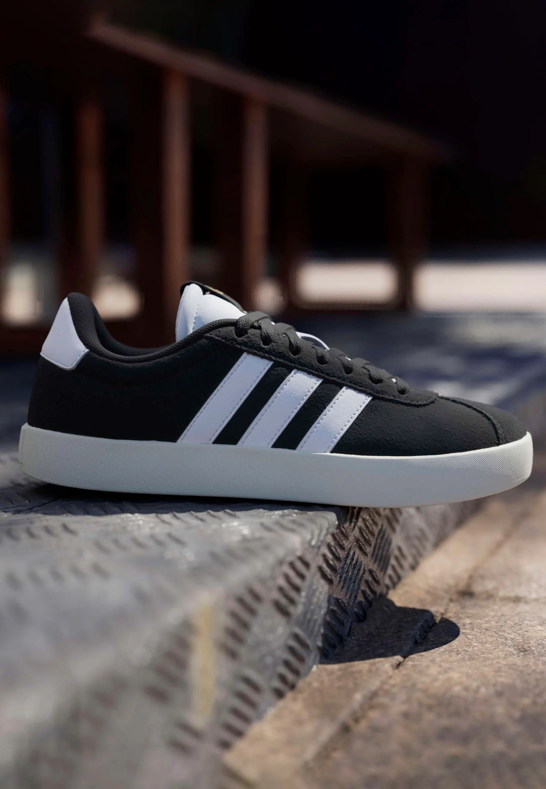 VL Court 3.0 Cblack/Ftwwht/Goldmt - Girl Shoes - Image 2