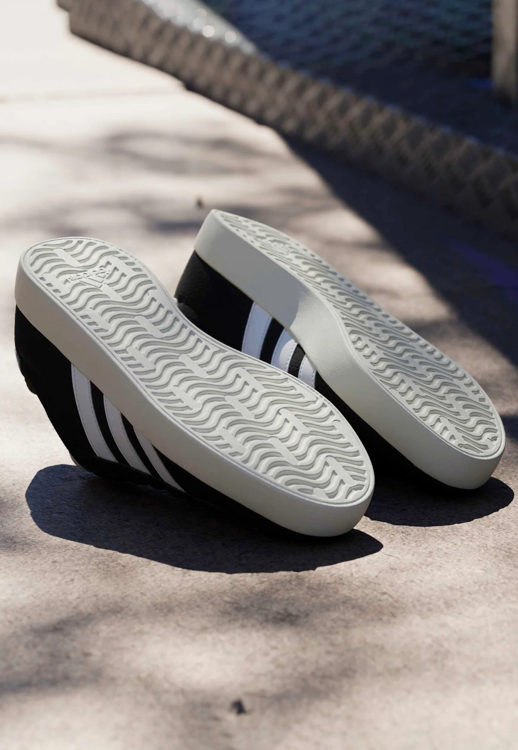 VL Court 3.0 Cblack/Ftwwht/Goldmt - Girl Shoes - Image 3